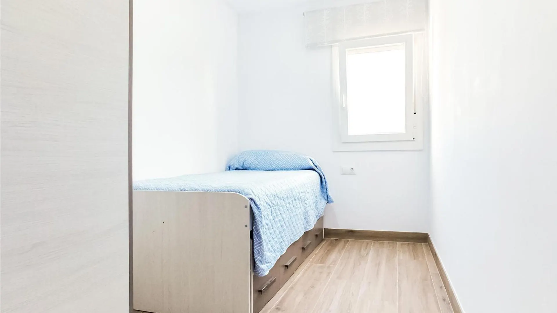 Beautiful Apartment In Cadiz With Kitchen