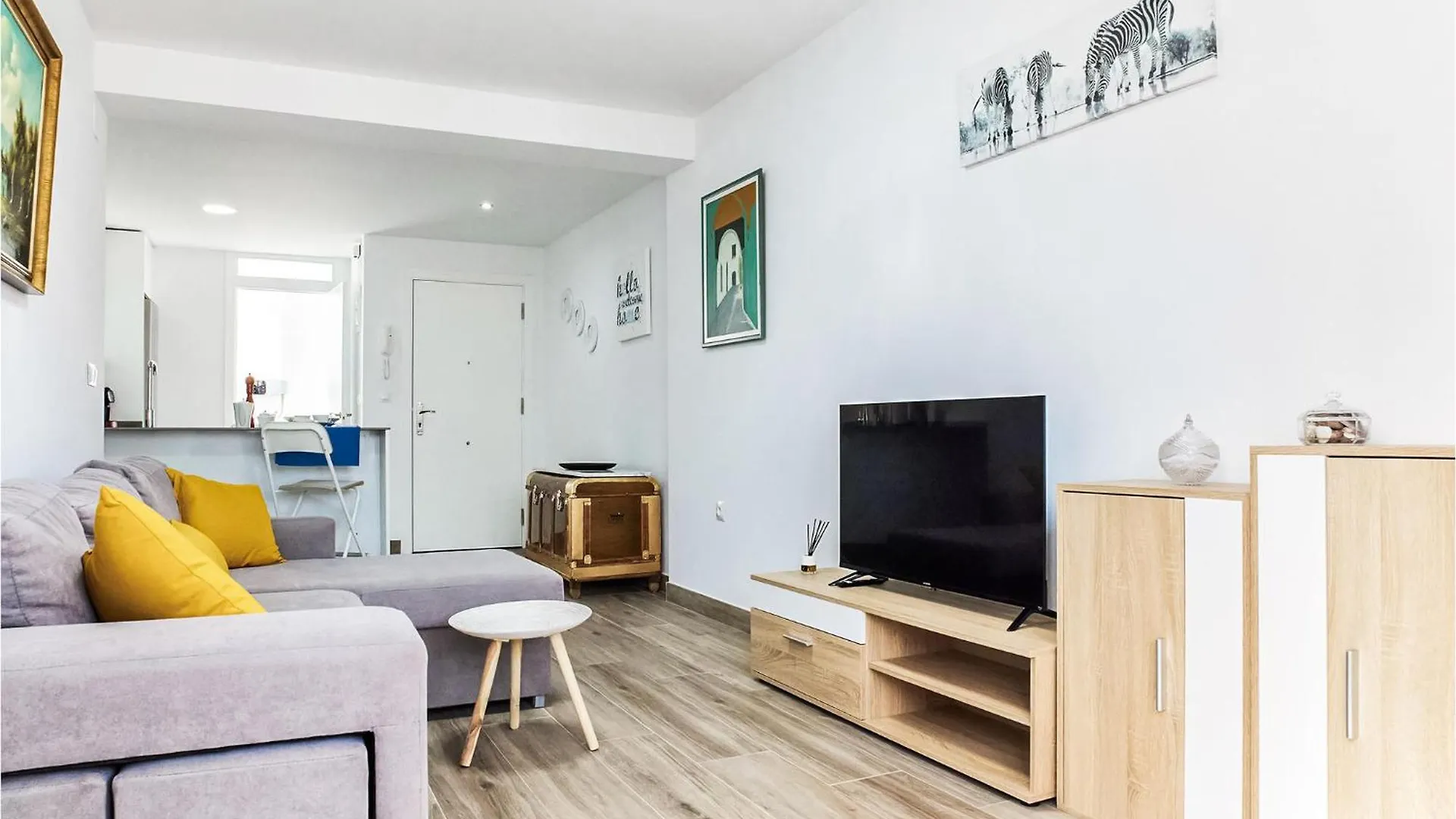 Beautiful Apartment In Cadiz With Kitchen