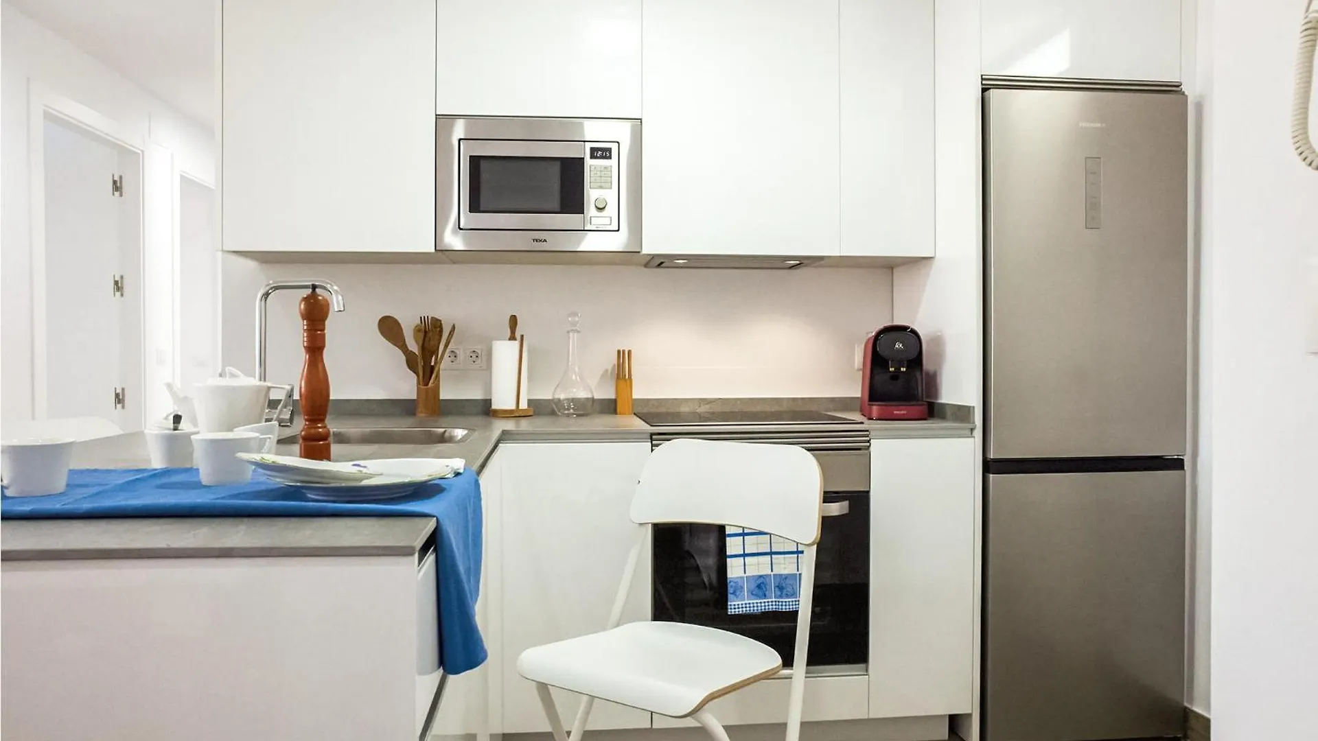 Beautiful Apartment In Cadiz With Kitchen