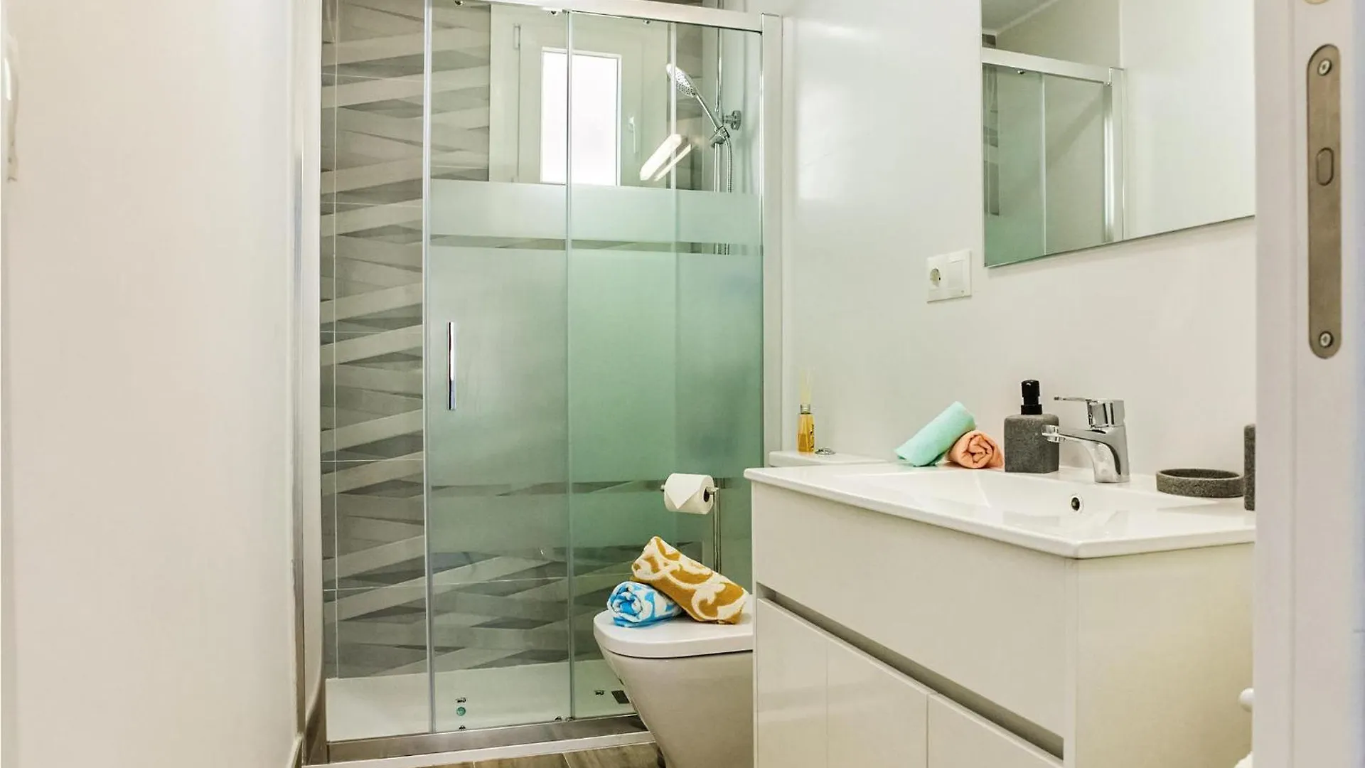 Beautiful Apartment In Cadiz With Kitchen